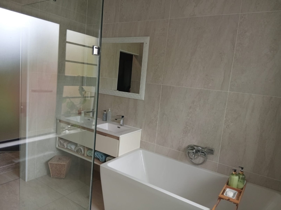 6 Bedroom Property for Sale in Gonubie Eastern Cape